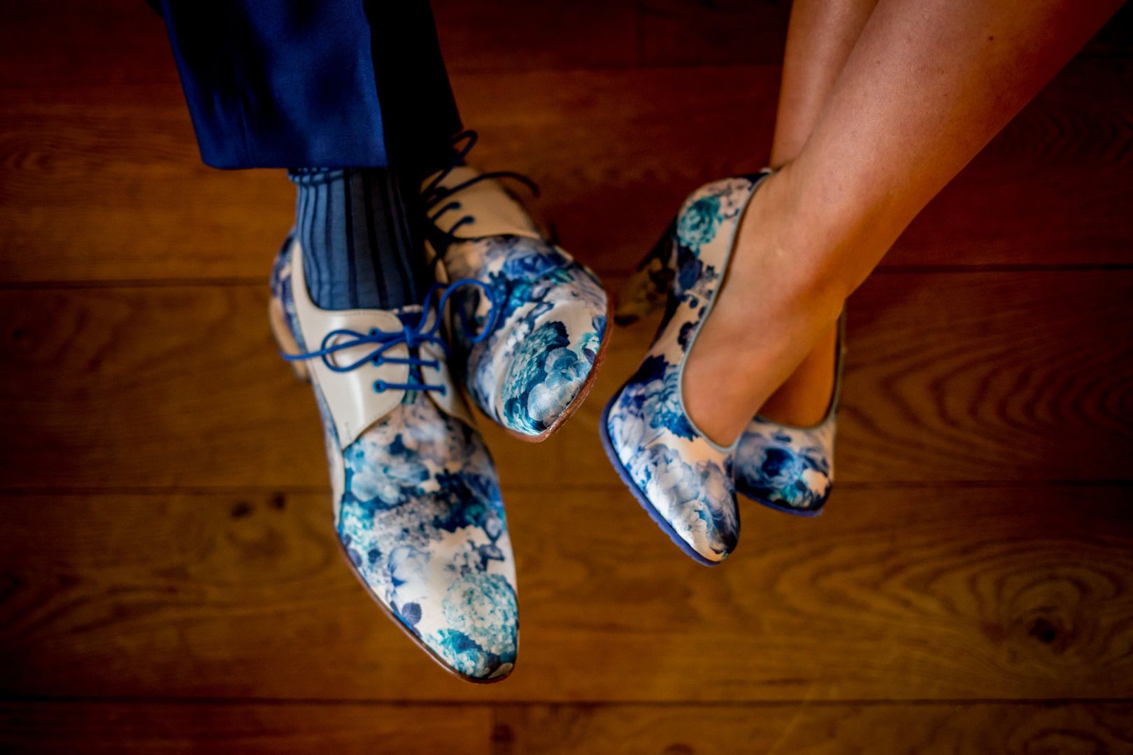 Matchende heren en damesschoenen blauwe bloemen print schoenen trouwdatum borduren Pepe Milan Shoelia