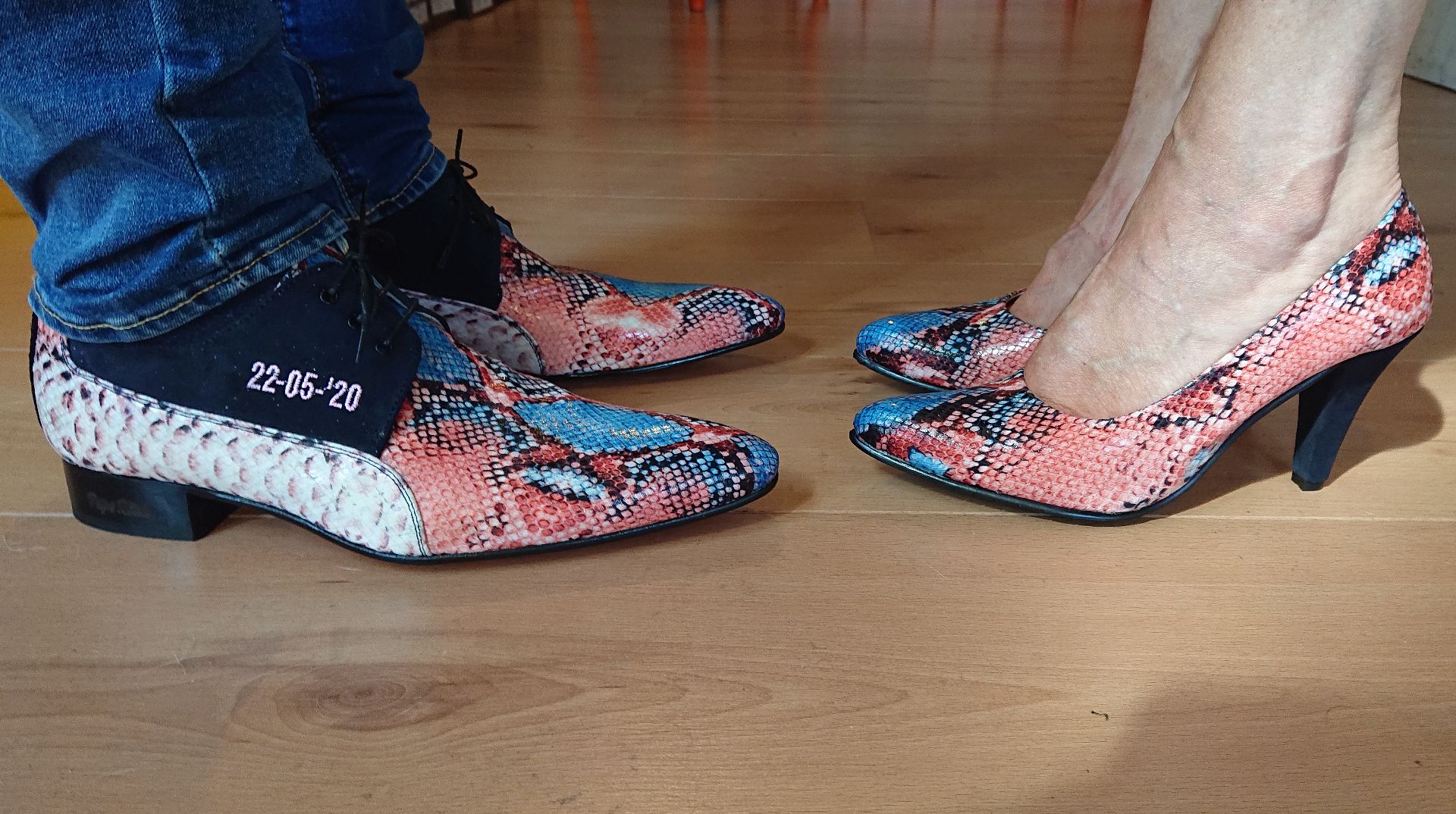 Shoelia Cobra Coral schoenen met datum geborduurd zelf samengestelde trouwschoenen macthende trouwschoenen met roze slangenprint