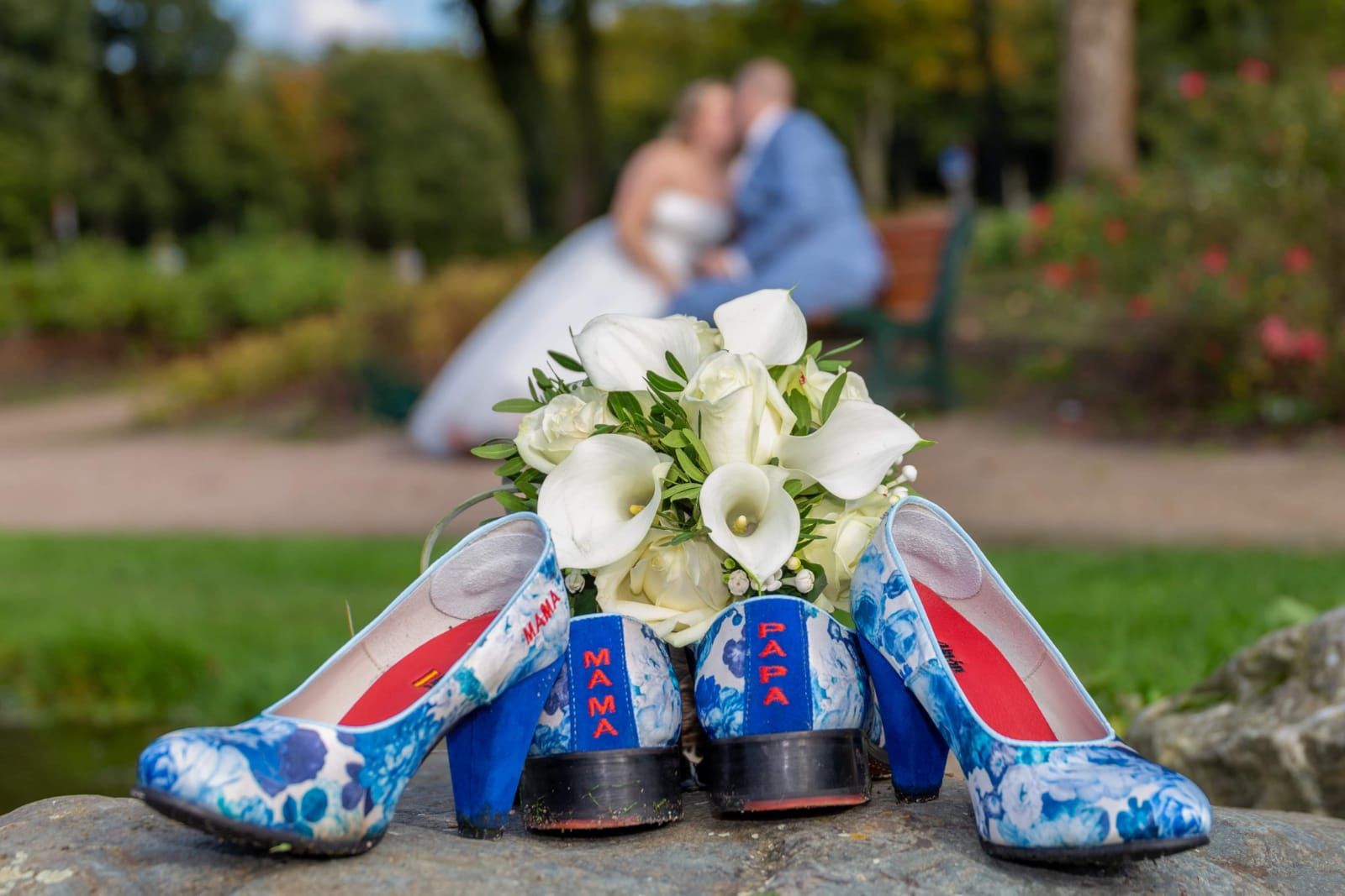 Shoelia Garden delight matchende heren en damesschoenen trouwschoenen met blauwe bloemen gepersonaliseerde schoenen